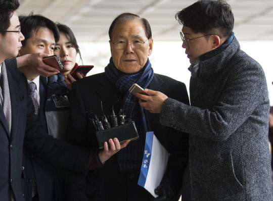 이명박 전 대통령의 '집사'로 불린 김백준 전 총무기획관이 국정원 특활비 상납 관련 조사를 받기 위해 13일 오후 서초구 서울중앙지검으로 들어서고 있다.